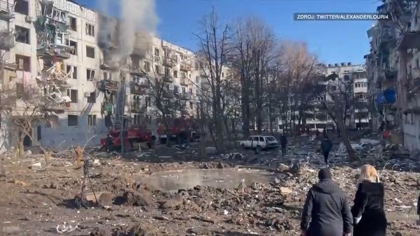 Video: Rakety zasáhly i ukrajinské sídliště. Zabily chlapce